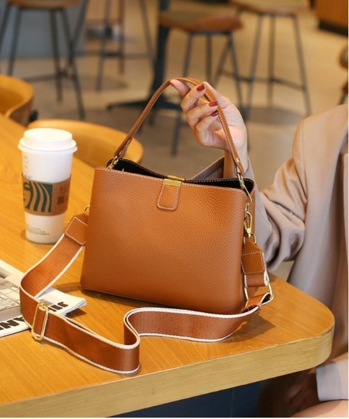 NiiNa(ニーナ)の「【NiiNa】【高品質牛革】2wayワンハンドルスクエアショルダーバッグ(ショルダーバッグ・レディース・ホワイト/ブラウン・FREE)」の2枚目の写真