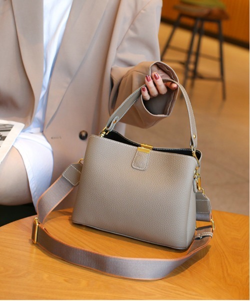 NiiNa(ニーナ)の「【NiiNa】【高品質牛革】2wayワンハンドルスクエアショルダーバッグ(ショルダーバッグ・レディース・ホワイト/ブラウン・FREE)」の3枚目の写真