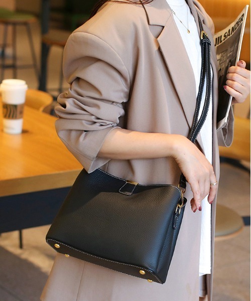 NiiNa(ニーナ)の「【NiiNa】【高品質牛革】2wayワンハンドルスクエアショルダーバッグ(ショルダーバッグ・レディース・ホワイト/ブラウン・FREE)」の5枚目の写真