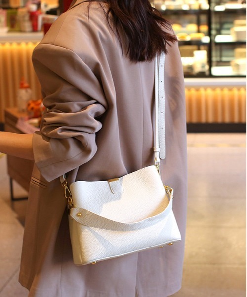 NiiNa(ニーナ)の「【NiiNa】【高品質牛革】2wayワンハンドルスクエアショルダーバッグ(ショルダーバッグ・レディース・ホワイト/ブラウン・FREE)」の6枚目の写真