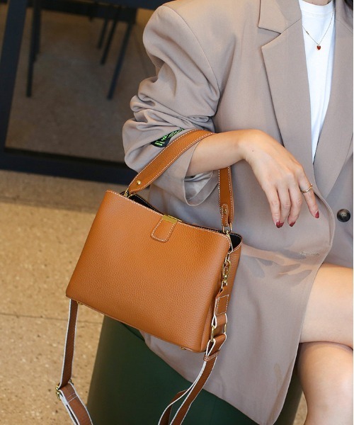 NiiNa(ニーナ)の「【NiiNa】【高品質牛革】2wayワンハンドルスクエアショルダーバッグ(ショルダーバッグ・レディース・ホワイト/ブラウン・FREE)」の7枚目の写真