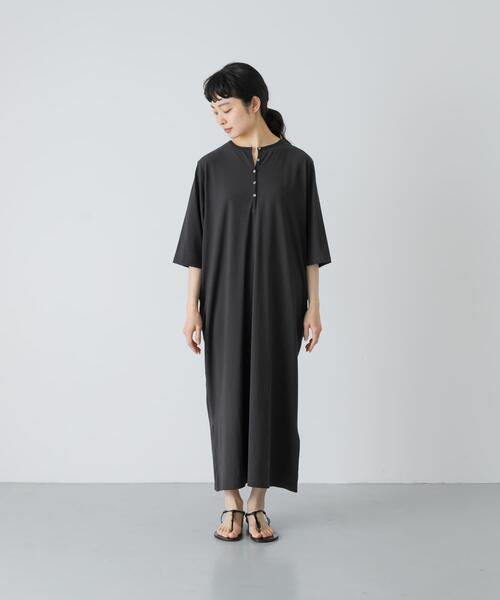 かぐれ(カグレ)の「『2サイズ展開』ヘンリーカットワンピース(ワンピース・レディース・ブラック/チャコールグレー・1/0)」の3枚目の写真