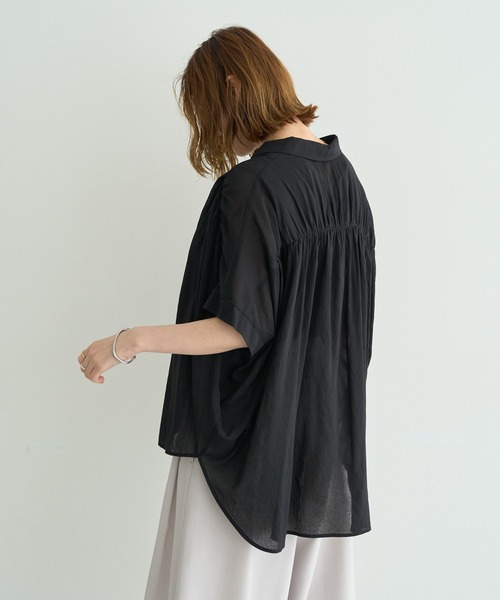 YECCA VECCA（イェッカヴェッカ）の「ドライタッチシアーバックギャザーシャツ（シャツ/ブラウス・レディース・ブラック/ライトベージュ/ブラウン/グリーン系その他3・FREE）」の20枚目の写真