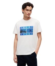 TOMMY JEANS（トミー ジーンズ）の「【オンライン限定】ユニセックス レギュラーフォトフラッグショートスリーブTシャツ（Tシャツ/カットソー）」