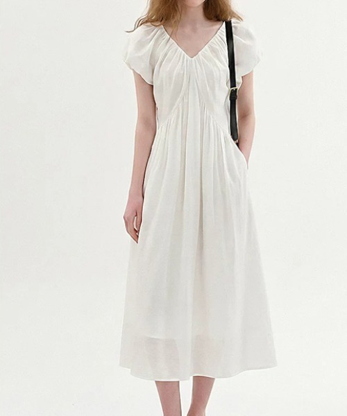 AMAJI(アマジ)の「Vネック パフスリーブ Aライン ワンピース(ワンピース・レディース・ブルー/ホワイト/ライトブルー・SMALL/MEDIUM/LARGE/X-LARGE)」の1枚目の写真