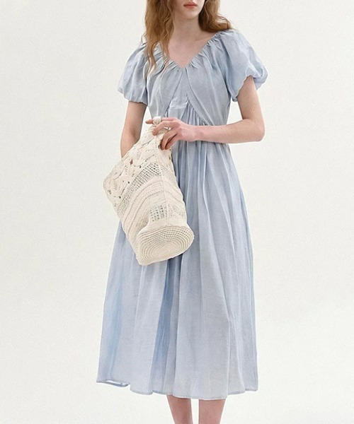AMAJI(アマジ)の「Vネック パフスリーブ Aライン ワンピース(ワンピース・レディース・ブルー/ホワイト/ライトブルー・SMALL/MEDIUM/LARGE/X-LARGE)」の2枚目の写真