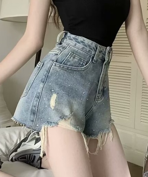 NoBelle（ノベル）の「ラインストーンショート丈ジーンズ　ダメージビジューデニムパンツ（デニムパンツ・レディース・ブルー・L/M）」の9枚目の写真