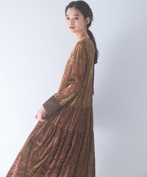 URBAN RESEARCH ROSSO WOMEN(アーバンリサーチ ロッソ)の「『WEB/一部店舗限定』フロッキープリントティアードワンピース(ワンピース・レディース・ブラウン/ブラック・FREE)」の2枚目の写真