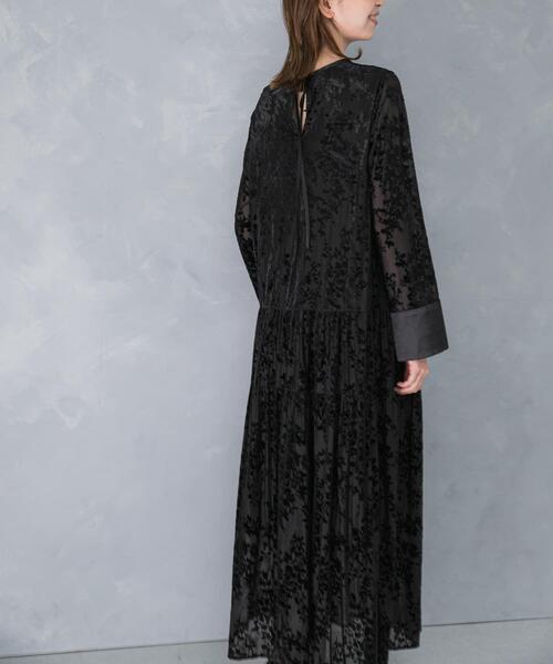 URBAN RESEARCH ROSSO WOMEN(アーバンリサーチ ロッソ)の「『WEB/一部店舗限定』フロッキープリントティアードワンピース(ワンピース・レディース・ブラウン/ブラック・FREE)」の4枚目の写真