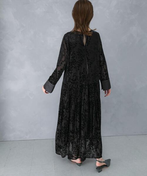URBAN RESEARCH ROSSO WOMEN(アーバンリサーチ ロッソ)の「『WEB/一部店舗限定』フロッキープリントティアードワンピース(ワンピース・レディース・ブラウン/ブラック・FREE)」の5枚目の写真
