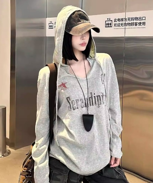 SHEPP(シープ)の「【26年秋冬新作】ピグメントダイ 英字グラフィック フードVネックロンT(Tシャツ/カットソー・レディース・グレー・F)」の1枚目の写真