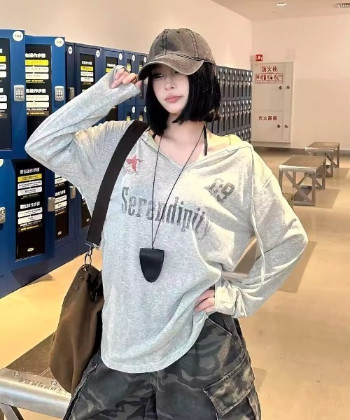 SHEPP(シープ)の「【26年秋冬新作】ピグメントダイ 英字グラフィック フードVネックロンT(Tシャツ/カットソー・レディース・グレー・F)」の4枚目の写真