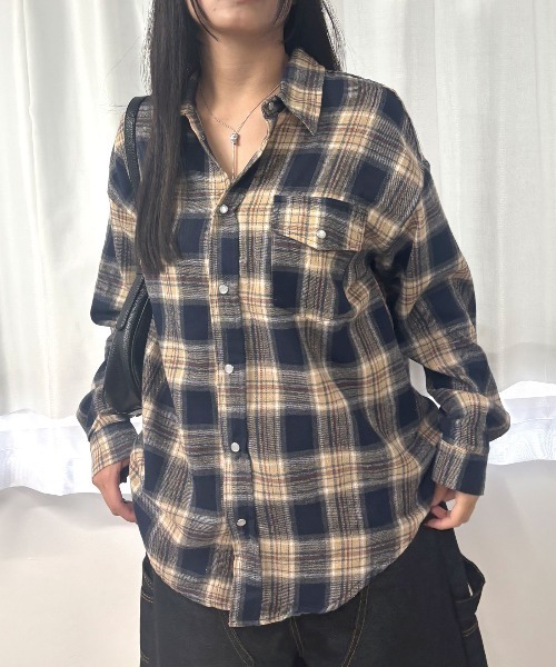 Lots of Love(ロッツオブラブ)の「オーバーサイズ ネルチェックシャツ ドットボタン 長袖 羽織り ネイビー(シャツ/ブラウス・レディース・ネイビー・M)」の1枚目の写真
