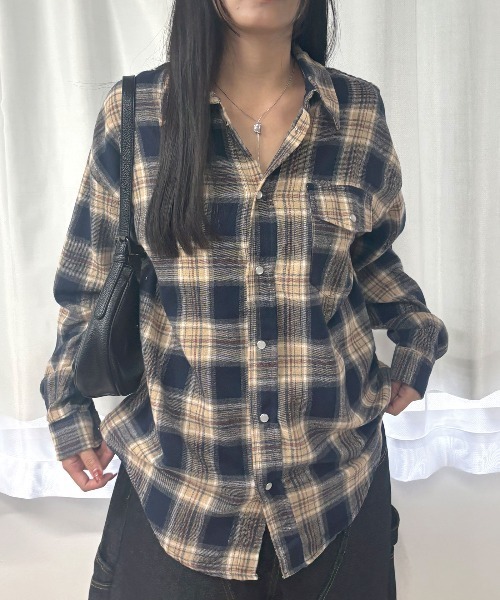 Lots of Love(ロッツオブラブ)の「オーバーサイズ ネルチェックシャツ ドットボタン 長袖 羽織り ネイビー(シャツ/ブラウス・レディース・ネイビー・M)」の2枚目の写真