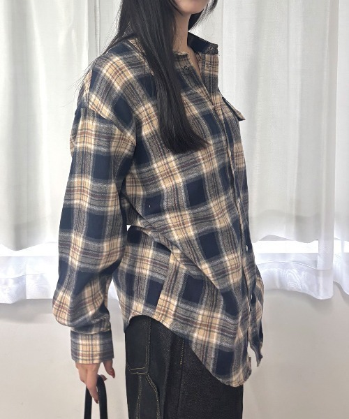 Lots of Love(ロッツオブラブ)の「オーバーサイズ ネルチェックシャツ ドットボタン 長袖 羽織り ネイビー(シャツ/ブラウス・レディース・ネイビー・M)」の3枚目の写真