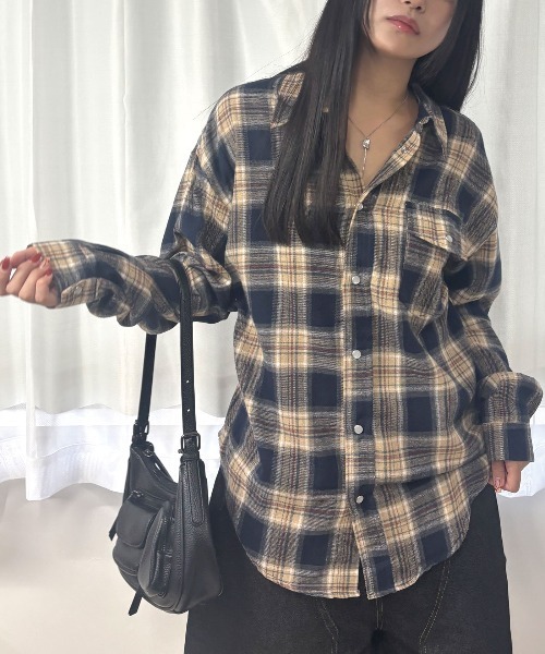 Lots of Love(ロッツオブラブ)の「オーバーサイズ ネルチェックシャツ ドットボタン 長袖 羽織り ネイビー(シャツ/ブラウス・レディース・ネイビー・M)」の4枚目の写真