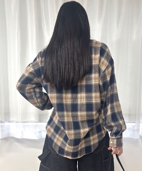 Lots of Love(ロッツオブラブ)の「オーバーサイズ ネルチェックシャツ ドットボタン 長袖 羽織り ネイビー(シャツ/ブラウス・レディース・ネイビー・M)」の5枚目の写真