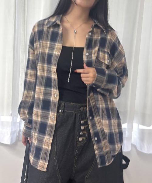 Lots of Love(ロッツオブラブ)の「オーバーサイズ ネルチェックシャツ ドットボタン 長袖 羽織り ネイビー(シャツ/ブラウス・レディース・ネイビー・M)」の8枚目の写真