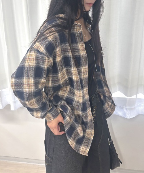 Lots of Love(ロッツオブラブ)の「オーバーサイズ ネルチェックシャツ ドットボタン 長袖 羽織り ネイビー(シャツ/ブラウス・レディース・ネイビー・M)」の9枚目の写真
