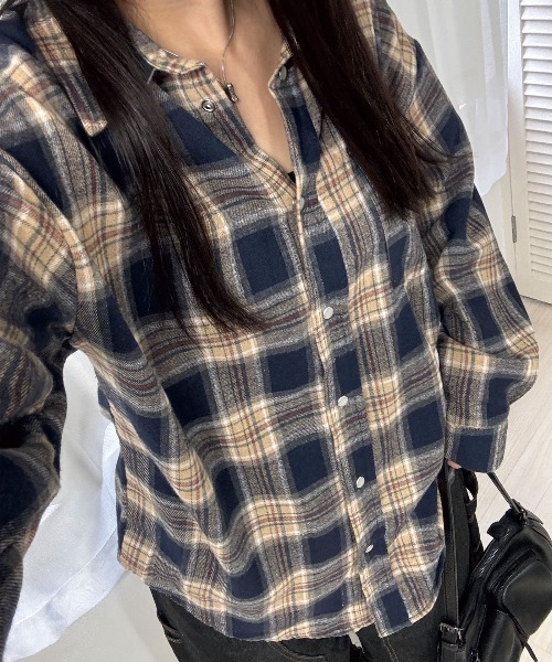 Lots of Love(ロッツオブラブ)の「オーバーサイズ ネルチェックシャツ ドットボタン 長袖 羽織り ネイビー(シャツ/ブラウス・レディース・ネイビー・M)」の10枚目の写真