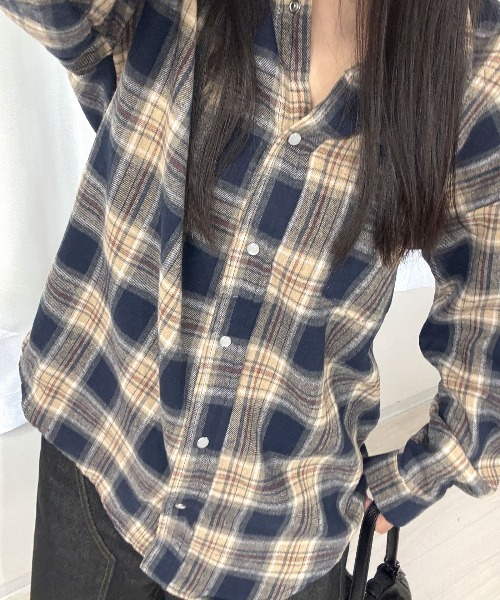 Lots of Love(ロッツオブラブ)の「オーバーサイズ ネルチェックシャツ ドットボタン 長袖 羽織り ネイビー(シャツ/ブラウス・レディース・ネイビー・M)」の11枚目の写真
