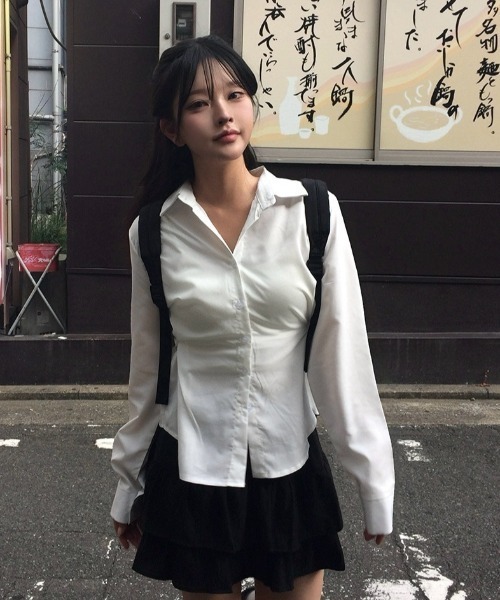 anyonemore(エニワンモア)の「くびれシルエットサイドボタン2WAY長袖シャツ(シャツ/ブラウス・レディース・ホワイト・FREE)」の1枚目の写真