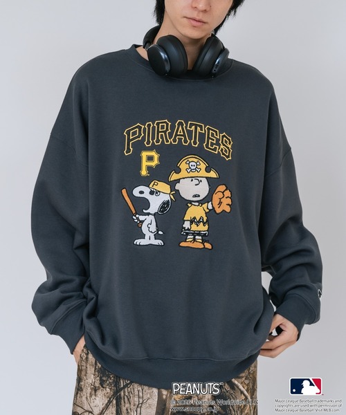 PEANUTS（ピーナッツ）の「【PEANUTS/ピーナッツ】【ユニセックスデザインでリンクコーデにも◎】MLB×PEANUTS 裏起毛トレーナー 保温 キャラクター ドジャース ヤンキース パイレーツ（スウェット・メンズ・グレー系その他/グレー系その他3/ブラック系その他2/ブルー系その他/ベージュ系その他2/ブラック系その他3・LARGE/MEDIUM/X-LARGE）」の3枚目の写真