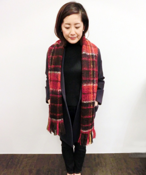 mimis（ミイーミイーズ）の「【U.Q/ユウキュウ】チェックマフラー【mimis/ミィーミィーズ】（マフラー・レディース・ベージュ/ネイビー/レッド・FREE）」の8枚目の写真