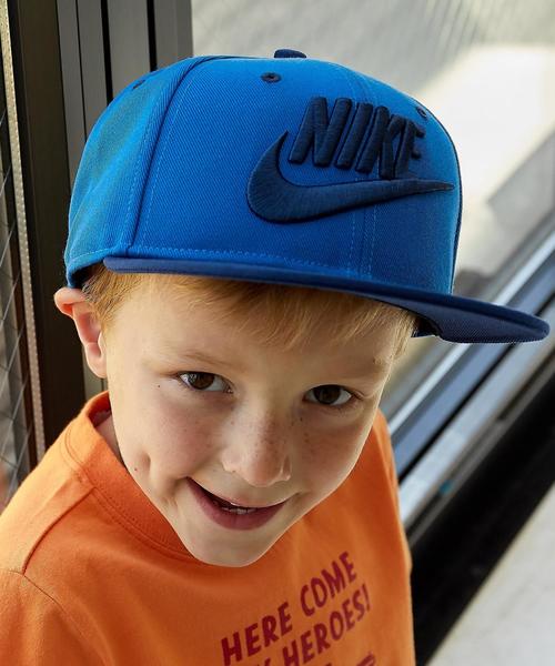 NIKE（ナイキ）の「【NIKE(ナイキ)】フューチュラキャップ（キャップ・キッズ・ブラック/レッド/コバルトブルー/ワインレッド/ロイヤルブルー・FREE）」の2枚目の写真