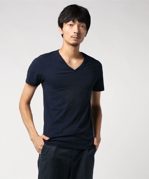 three dots(スリードッツ)の「OCEANS 7月号掲載/Brad ブラッド / ディープVネック(Tシャツ/カットソー・メンズ・ダークウッド/イエロー/レッド系その他/ダークグレー/ホワイト/ダークブラウン/ブラック/ネイビー/パープル/ライトベージュ/プラム・LARGE/MEDIUM/SMALL)」の8枚目の写真