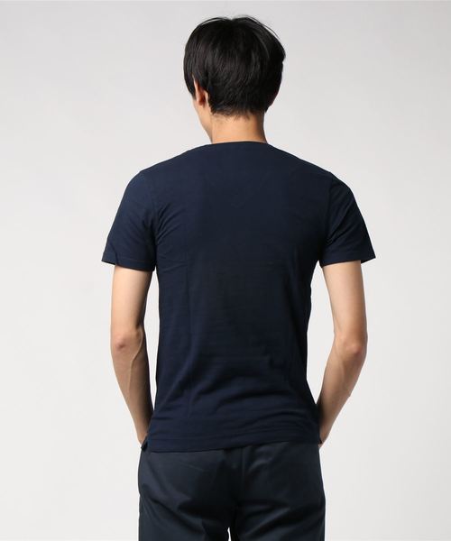 three dots(スリードッツ)の「OCEANS 7月号掲載/Brad ブラッド / ディープVネック(Tシャツ/カットソー・メンズ・ダークウッド/イエロー/レッド系その他/ダークグレー/ホワイト/ダークブラウン/ブラック/ネイビー/パープル/ライトベージュ/プラム・LARGE/MEDIUM/SMALL)」の13枚目の写真