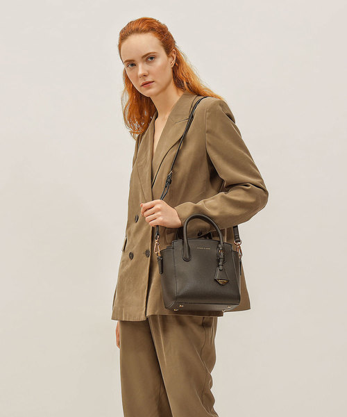 CHARLES & KEITH(チャールズ & キース)の「トラペーズトートバッグ / TRAPEZE TOTE BAG(トートバッグ・レディース・ブラック/ネイビー・M)」の7枚目の写真