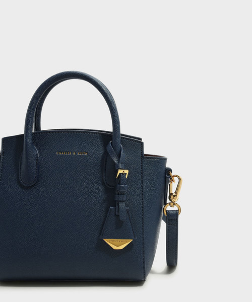CHARLES & KEITH(チャールズ & キース)の「トラペーズトートバッグ / TRAPEZE TOTE BAG(トートバッグ・レディース・ブラック/ネイビー・M)」の5枚目の写真