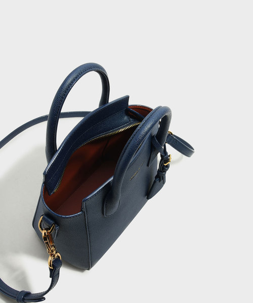 CHARLES & KEITH(チャールズ & キース)の「トラペーズトートバッグ / TRAPEZE TOTE BAG(トートバッグ・レディース・ブラック/ネイビー・M)」の4枚目の写真