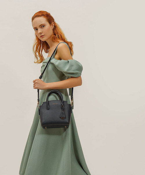 CHARLES & KEITH(チャールズ & キース)の「トラペーズトートバッグ / TRAPEZE TOTE BAG(トートバッグ・レディース・ブラック/ネイビー・M)」の3枚目の写真