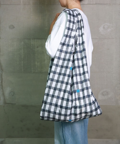 392 plusm(サンキューニプリュスエム)の「water repellent bag BIG(エコバッグ/サブバッグ・レディース・ブラック/ネイビー/グレー/レッド/オフホワイト/イエロー/ブルー/グリーン・BIG(L))」の16枚目の写真