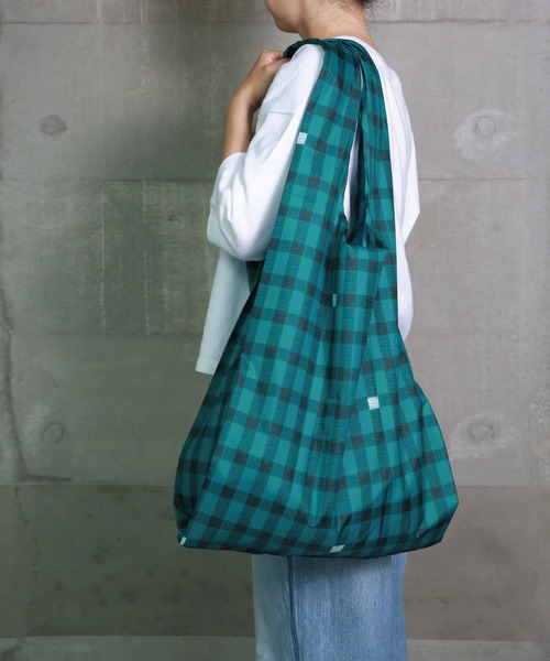 392 plusm(サンキューニプリュスエム)の「water repellent bag BIG(エコバッグ/サブバッグ・レディース・ブラック/ネイビー/グレー/レッド/オフホワイト/イエロー/ブルー/グリーン・BIG(L))」の15枚目の写真