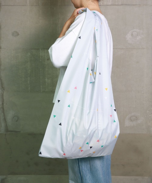 392 plusm(サンキューニプリュスエム)の「water repellent bag BIG(エコバッグ/サブバッグ・レディース・ブラック/ネイビー/グレー/レッド/オフホワイト/イエロー/ブルー/グリーン・BIG(L))」の14枚目の写真