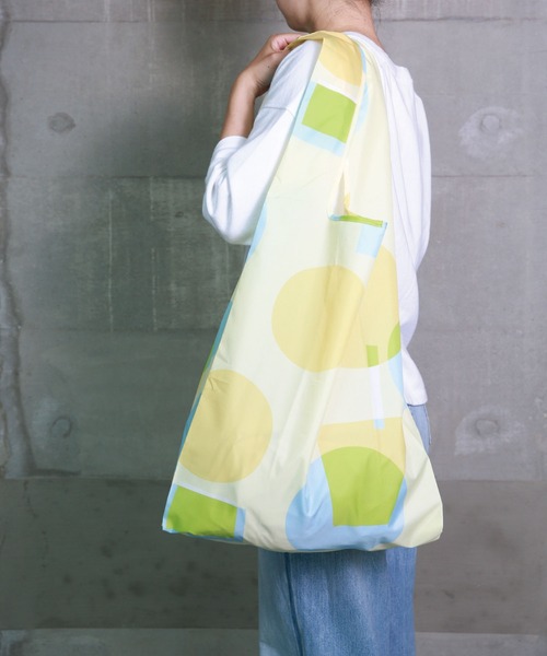 392 plusm(サンキューニプリュスエム)の「water repellent bag BIG(エコバッグ/サブバッグ・レディース・ブラック/ネイビー/グレー/レッド/オフホワイト/イエロー/ブルー/グリーン・BIG(L))」の12枚目の写真