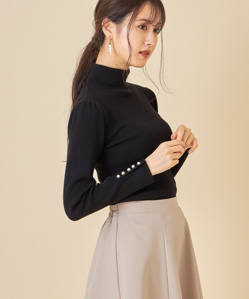 tocco closet(トッコ クローゼット)の「袖口パール付きタートルネックリブニットプルオーバー(ニット/セーター・レディース・ブラック/ブラウン/アイボリー・M)」の5枚目の写真
