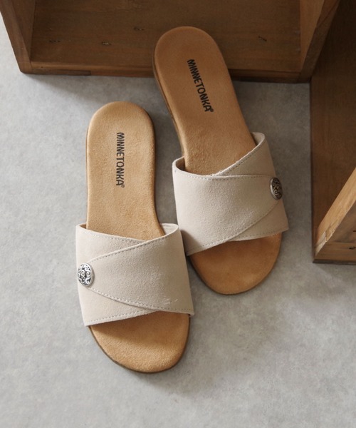 Minnetonka（ミネトンカ）の「MINNETONKA（ミネトンカ） / コンチョ スエード スライドサンダル FARRAH フラットサンダル（サンダル・レディース・ブラック/グレー/ストーン・6/8/5/7/9）」の2枚目の写真