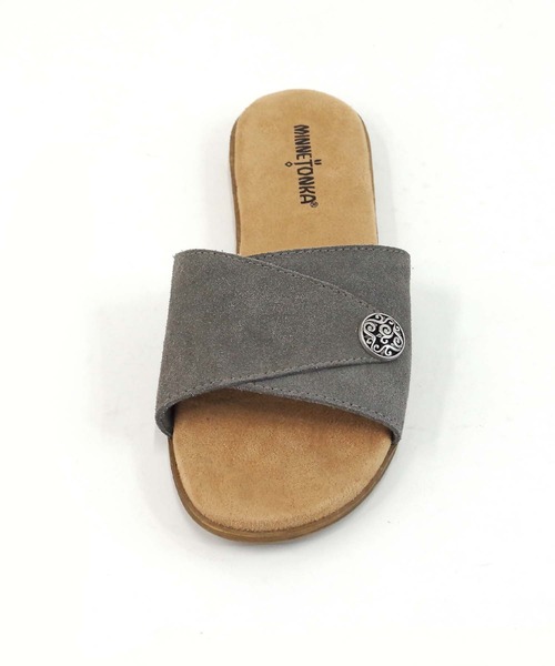 Minnetonka（ミネトンカ）の「MINNETONKA（ミネトンカ） / コンチョ スエード スライドサンダル FARRAH フラットサンダル（サンダル・レディース・ブラック/グレー/ストーン・6/8/5/7/9）」の7枚目の写真