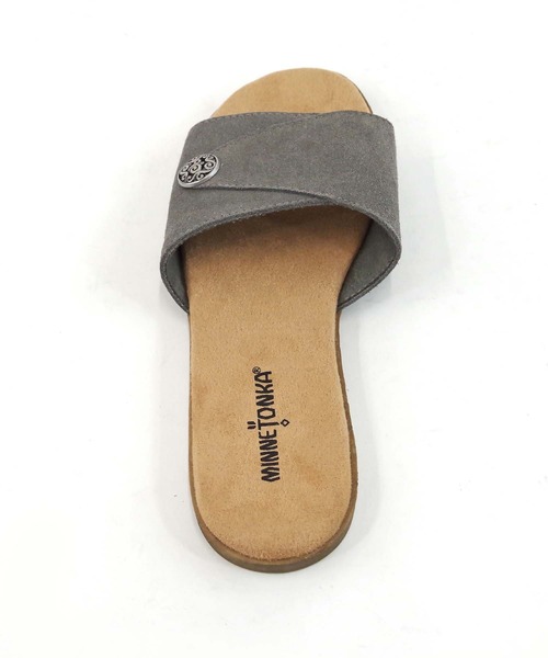 Minnetonka（ミネトンカ）の「MINNETONKA（ミネトンカ） / コンチョ スエード スライドサンダル FARRAH フラットサンダル（サンダル・レディース・ブラック/グレー/ストーン・6/8/5/7/9）」の5枚目の写真