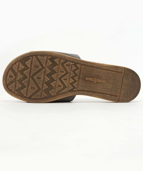 Minnetonka（ミネトンカ）の「MINNETONKA（ミネトンカ） / コンチョ スエード スライドサンダル FARRAH フラットサンダル（サンダル・レディース・ブラック/グレー/ストーン・6/8/5/7/9）」の4枚目の写真