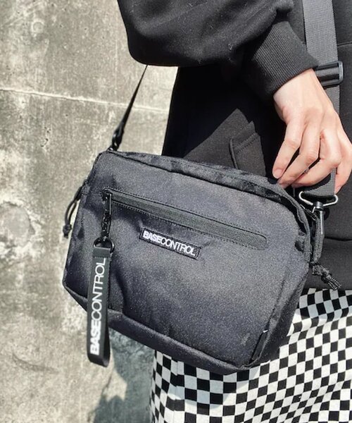 CORDURA(コーデュラ)の「◆8ポケット CORDURA(R)コーデュラ・リサイクルヘザー ロゴ刺繍スクエアショルダー(ショルダーバッグ・レディース・ダークグレー/ブラック/ブラック系・99)」の2枚目の写真