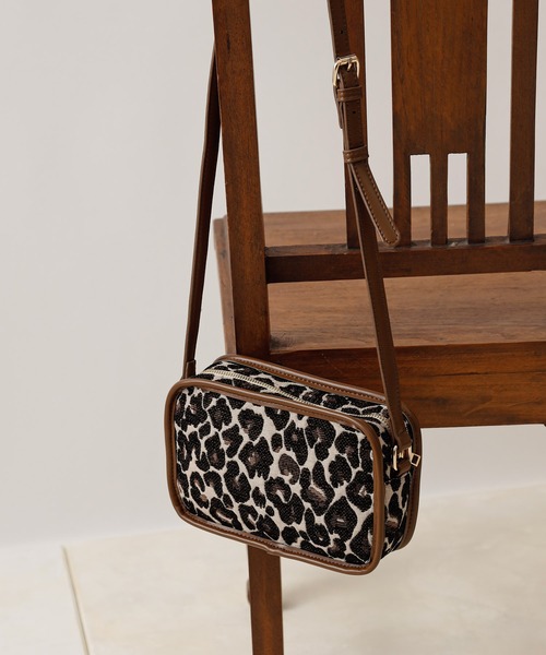 COLONY 2139（コロニートゥーワンスリーナイン）の「ジャガードスクエアショルダーバッグ（ショルダーバッグ・レディース・ブラック/ブラウン/ゼブラ/レオパード・FREE）」の4枚目の写真
