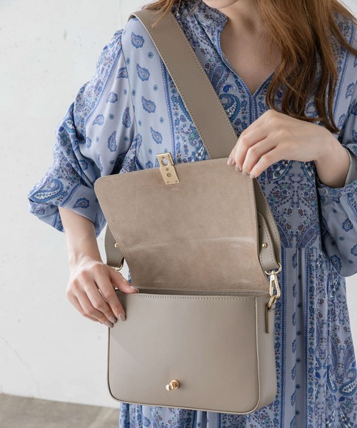 MARCO BIANCHINI(マルコビアンチーニ)の「MARCO BIANCHINI スクエアワイドショルダーバッグ(ショルダーバッグ・レディース・ブラック/グレー系その他/キャメル・ONE)」の5枚目の写真