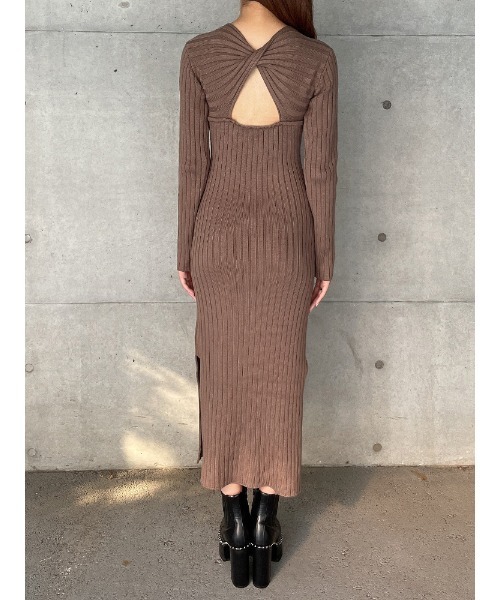 ENVYM（アンビー）の「バックツイストロングニットＯＰ（ワンピース・レディース・ブラック/モカ・FREE）」の3枚目の写真
