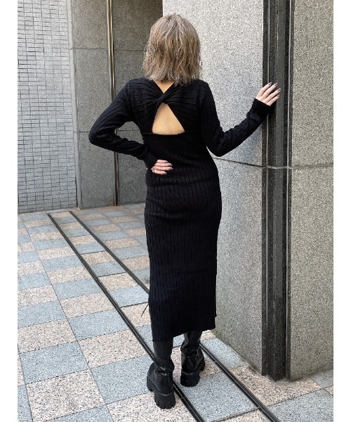 ENVYM（アンビー）の「バックツイストロングニットＯＰ（ワンピース・レディース・ブラック/モカ・FREE）」の6枚目の写真