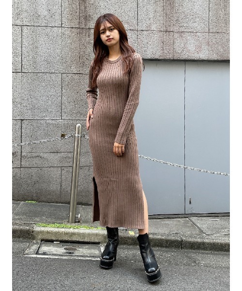 ENVYM（アンビー）の「バックツイストロングニットＯＰ（ワンピース・レディース・ブラック/モカ・FREE）」の4枚目の写真